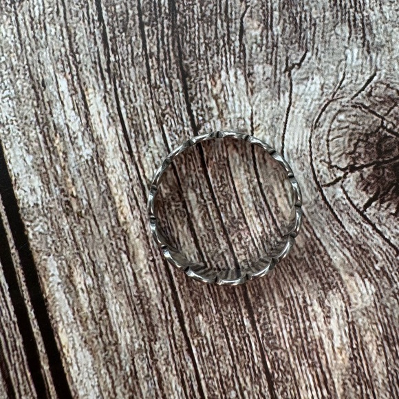 Stepping Stone Pattern Ring - Picture 2 of 2